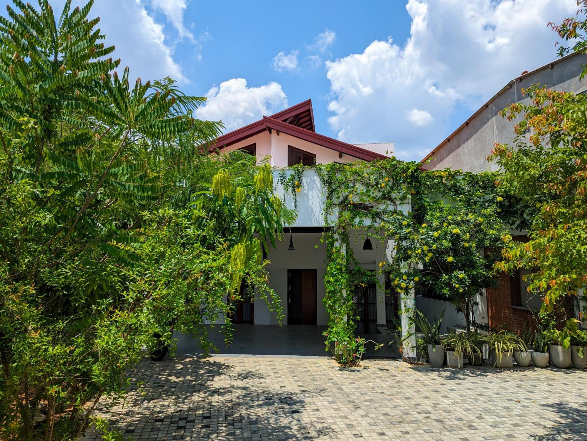 Livin Lush Luxury Retreat Hotel Anuradhapura Bagian luar foto
